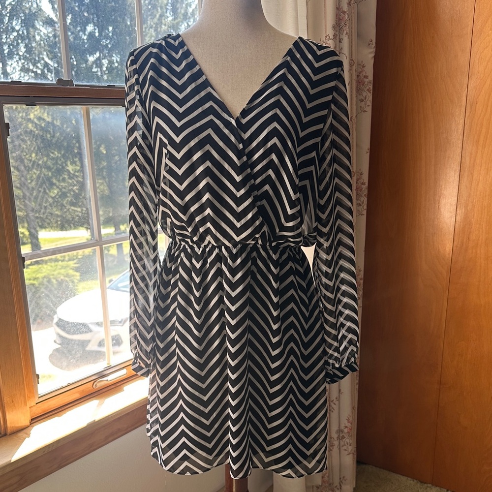 Express Black and White Zigzag Long Sleeve Dress (NWT)- Medium - Picture 3 of 14